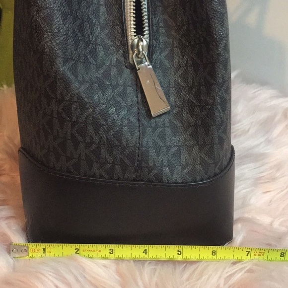 Michael Kors Mercer Gallery Snap Large Black Leather Tote - Picture 16 of 17